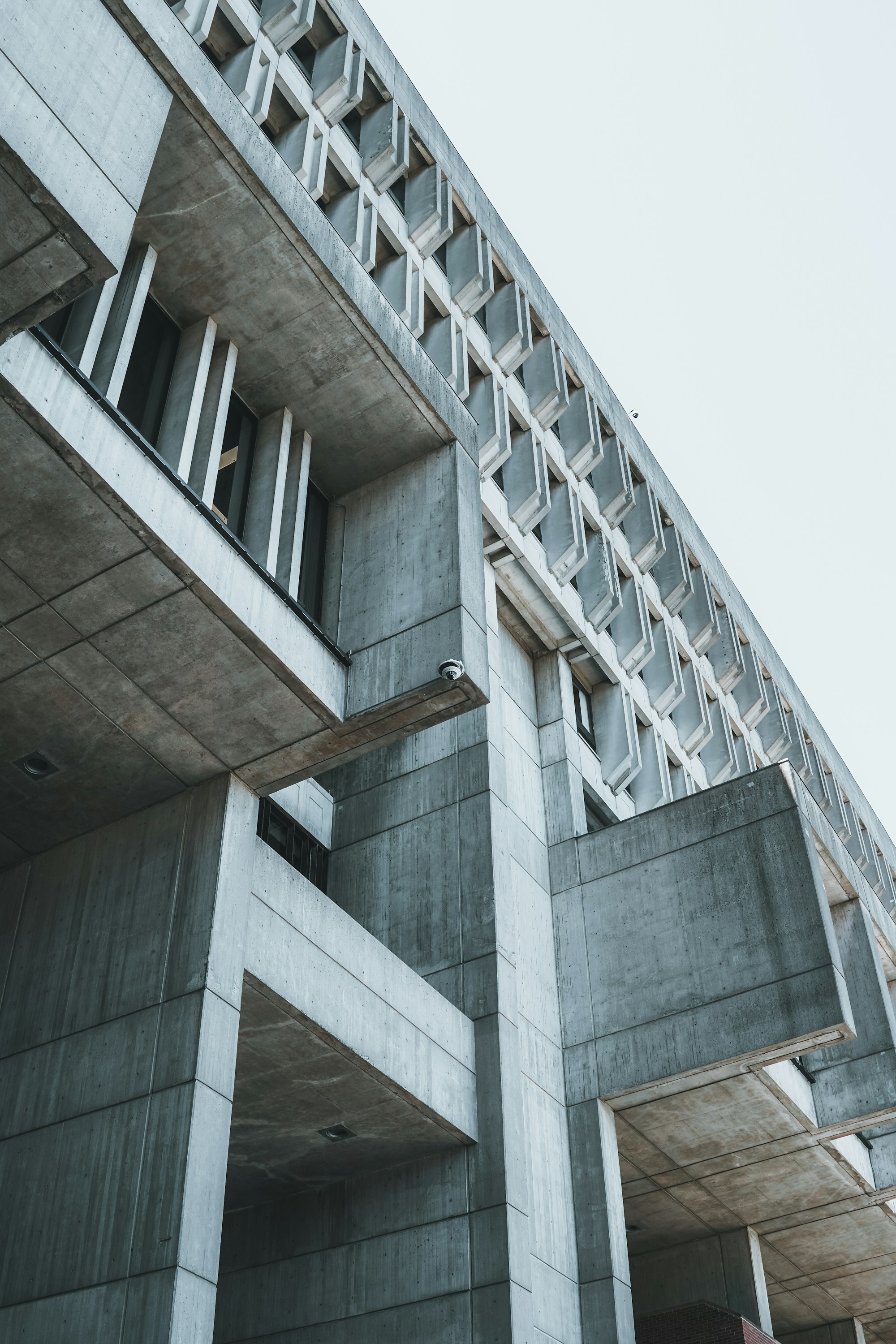 立体的なコンクリート建築のファサード