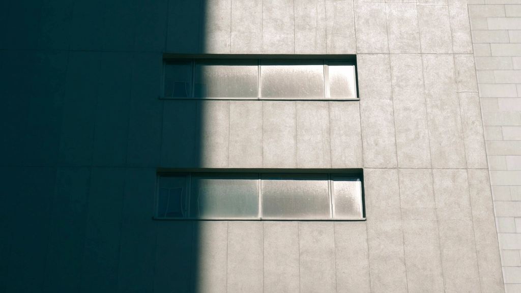 コンクリートの外壁と窓（参考写真）