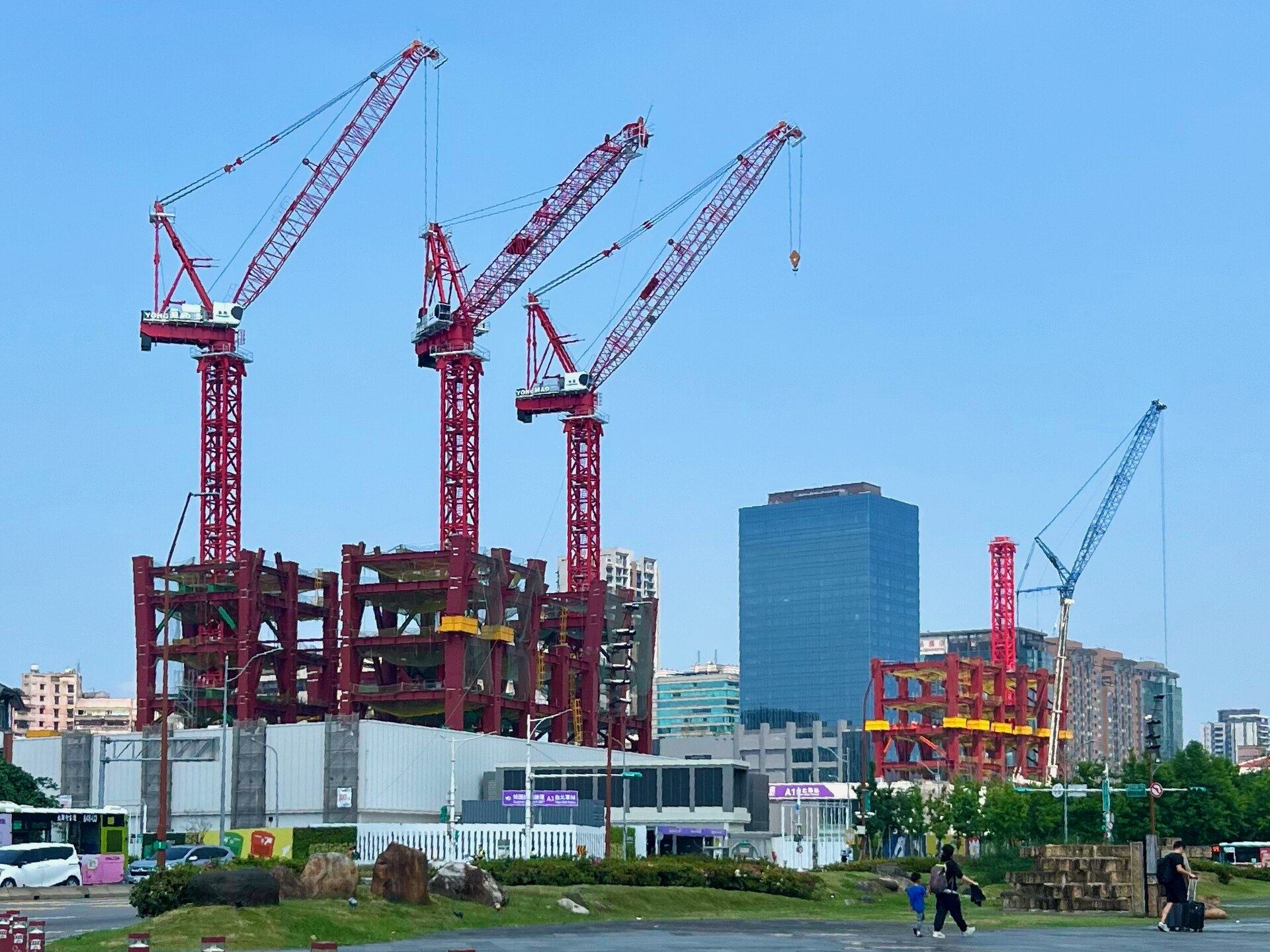 タワークレーンが並ぶ建設現場（参考写真）